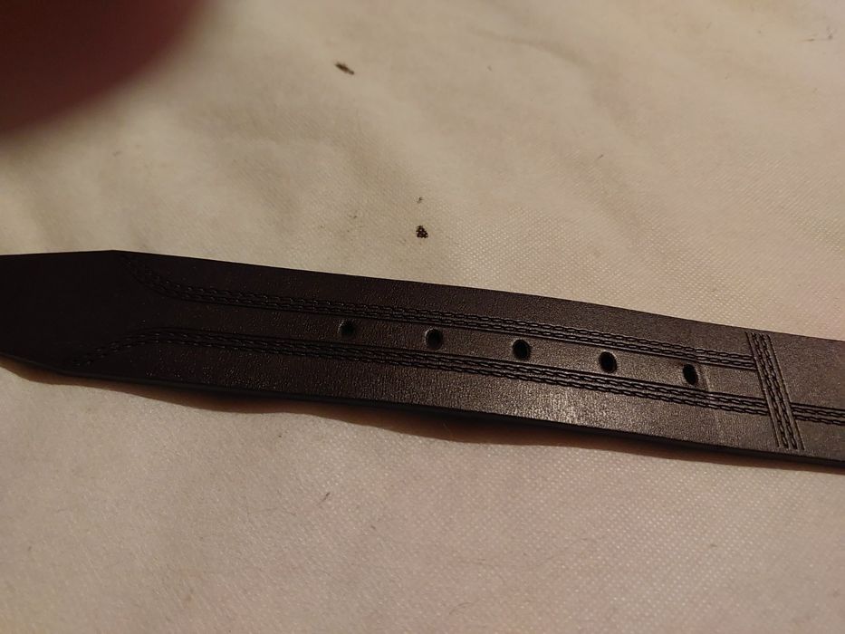 Мужской кожаный ремень с пряжкой.