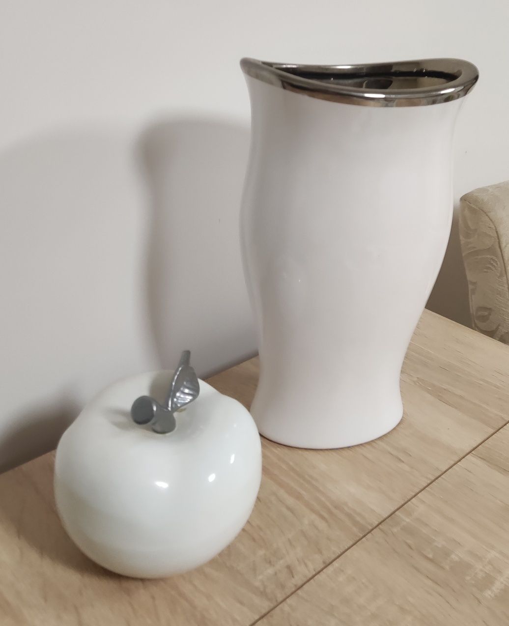 Ceramiczne jabłko i duży wazon