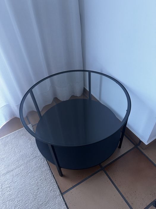 Vende-se mesa de centro/apoio em metal preto e vidro