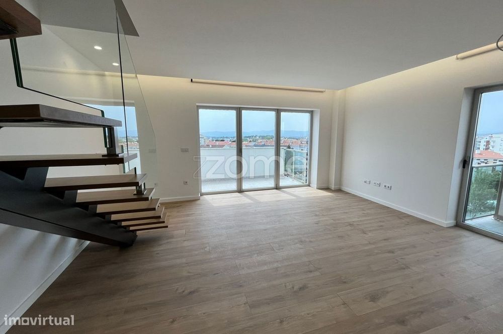 Apartamento Cobertura Duplex T2+1 Com Terraço - Junto Palácio do Ge...