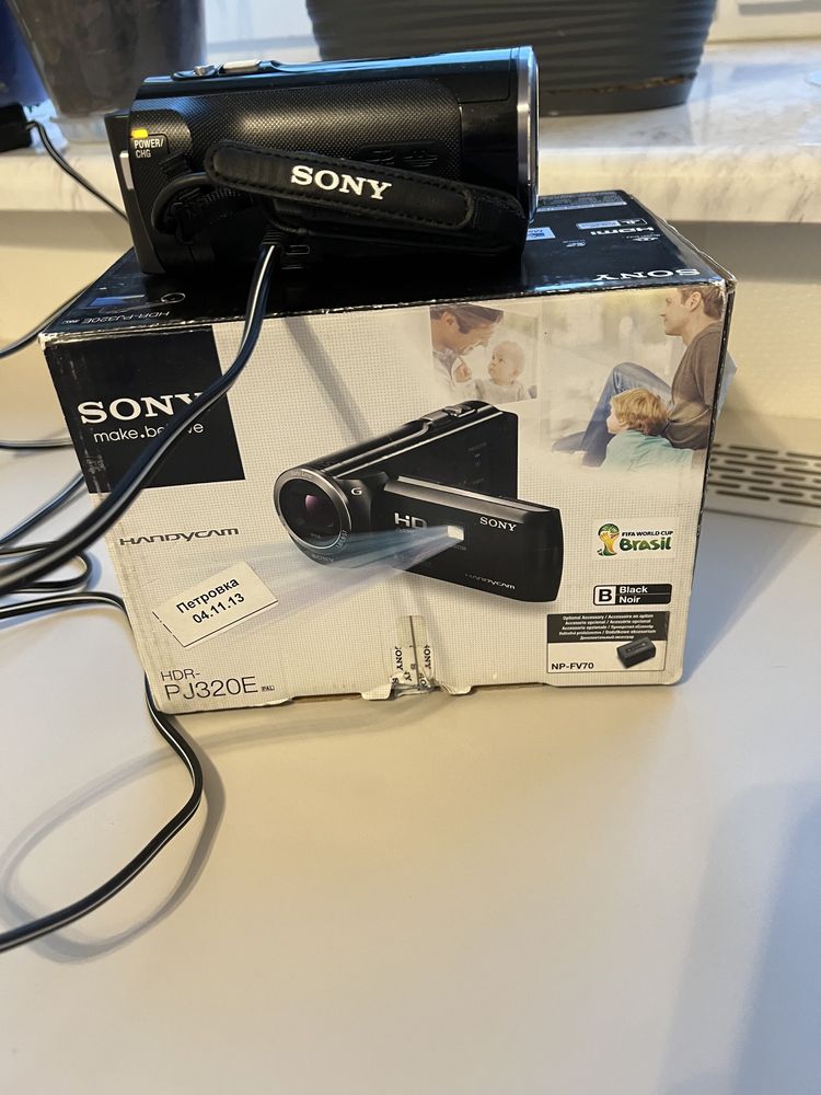 Цифровая видеокамера Sony HDR-PJ320E