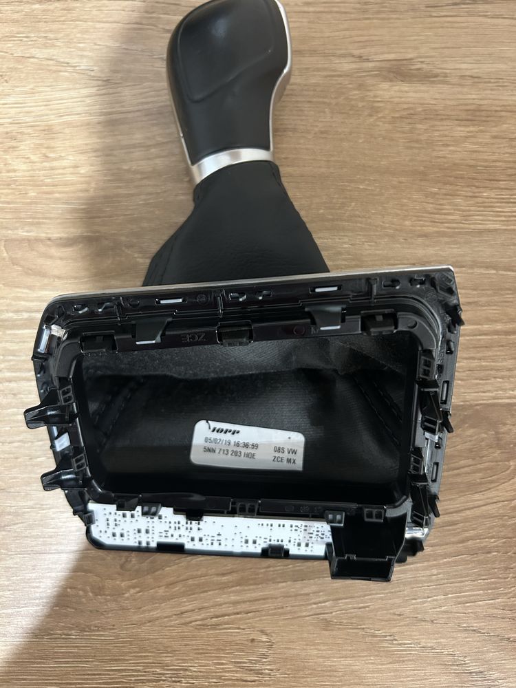 Ручка КПП VW Tiguan 18-24 чорна шкіра 5NN713203HQE