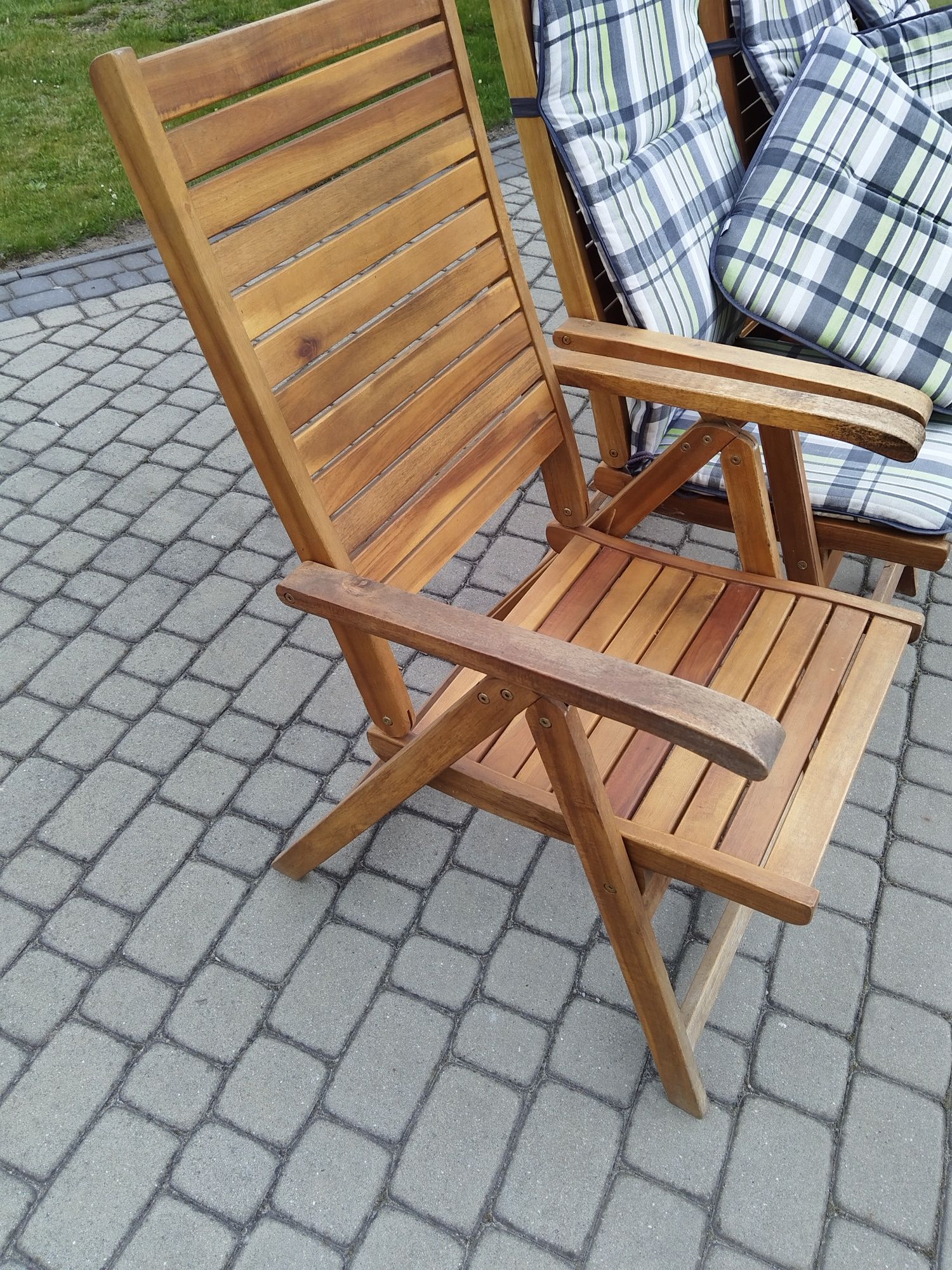 Krzesła ogrodowe drewniane z poduszkami