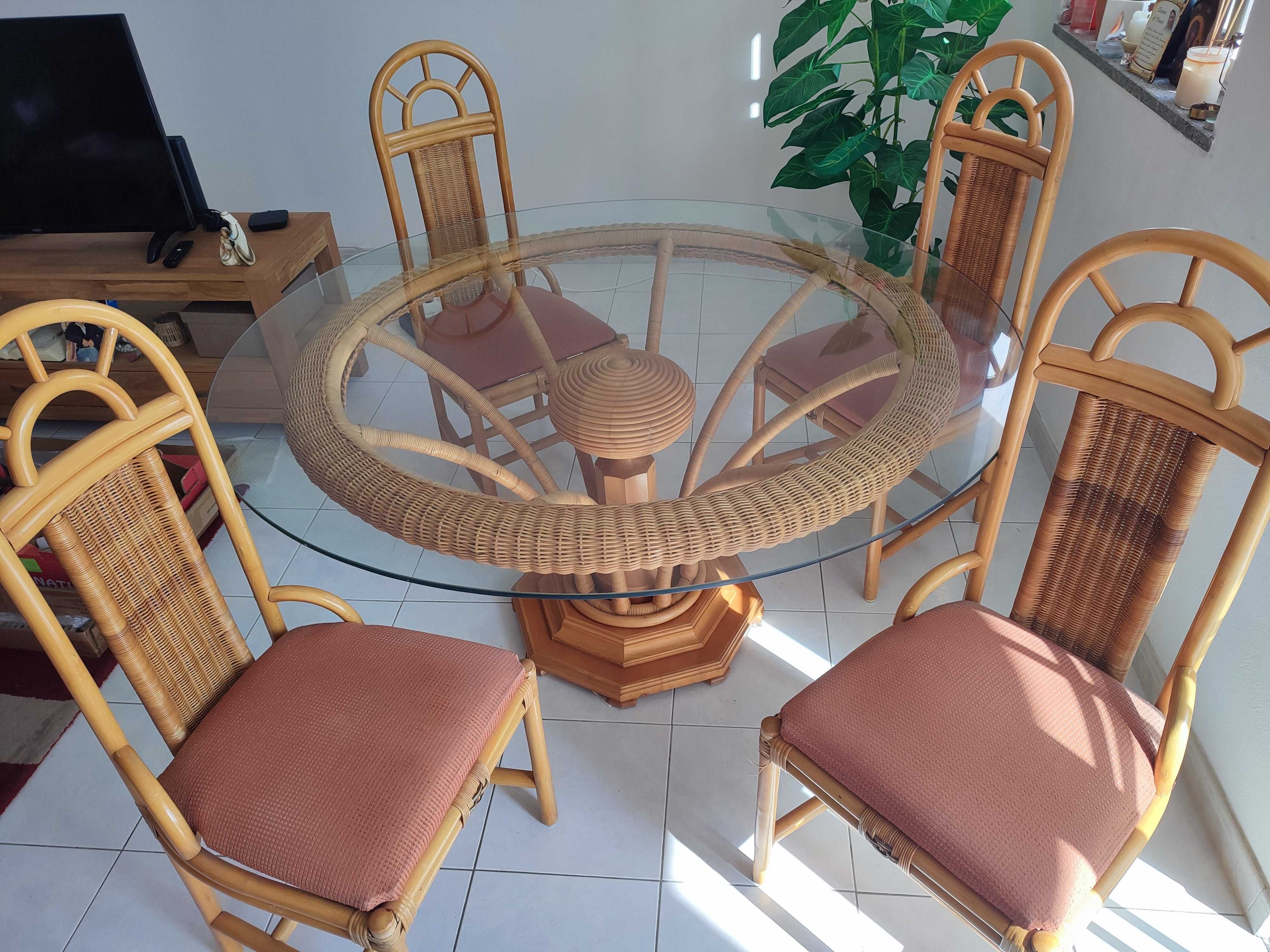 Mesa em vidro com 4 cadeiras bambu