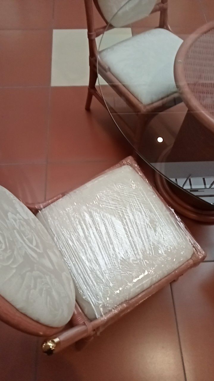 Zestaw 4 KRZESEŁ marki Varaschin włoskie rattan różowy ecru jak nowe