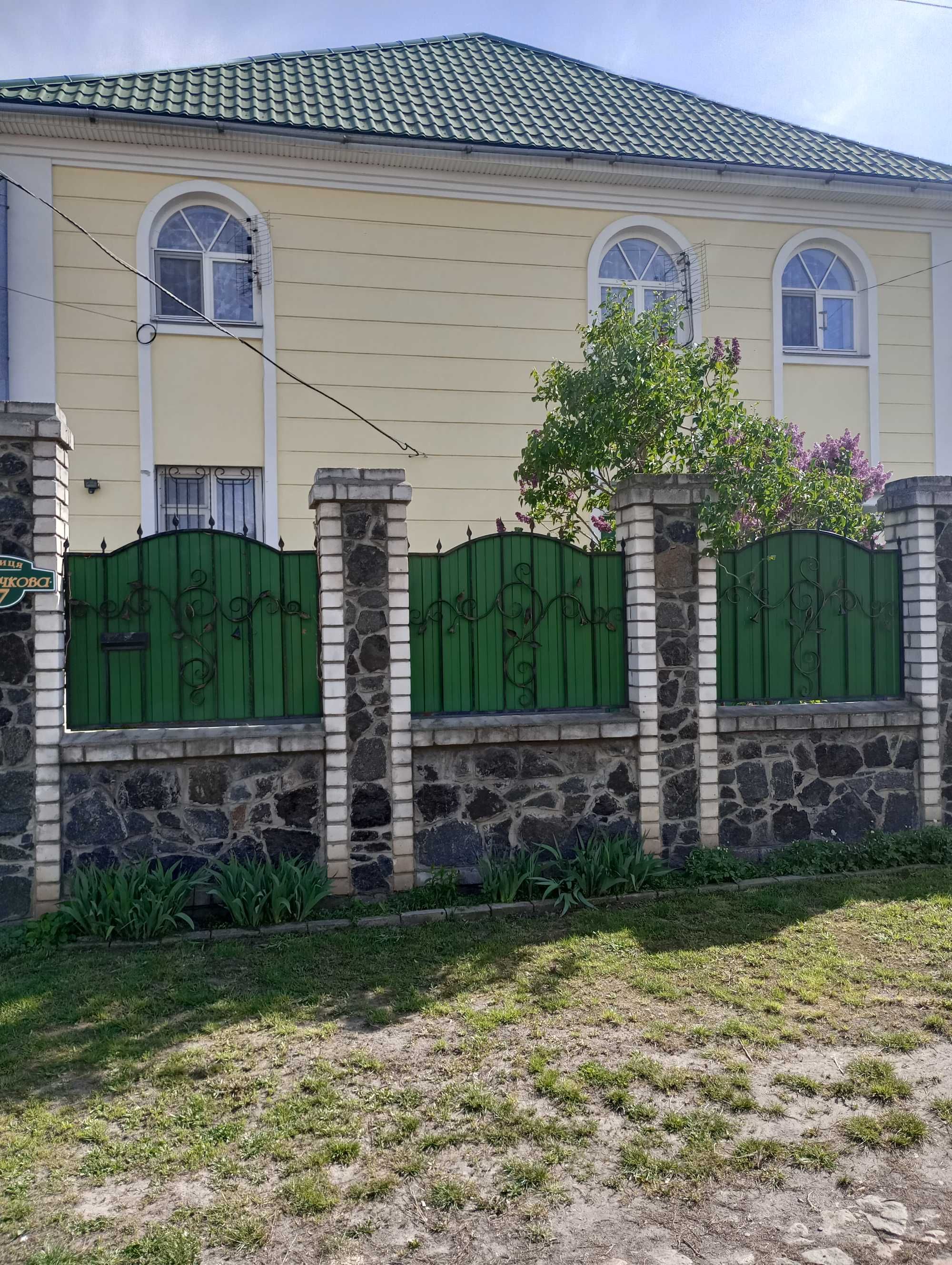 Гарний, великий будинок в центрі міста