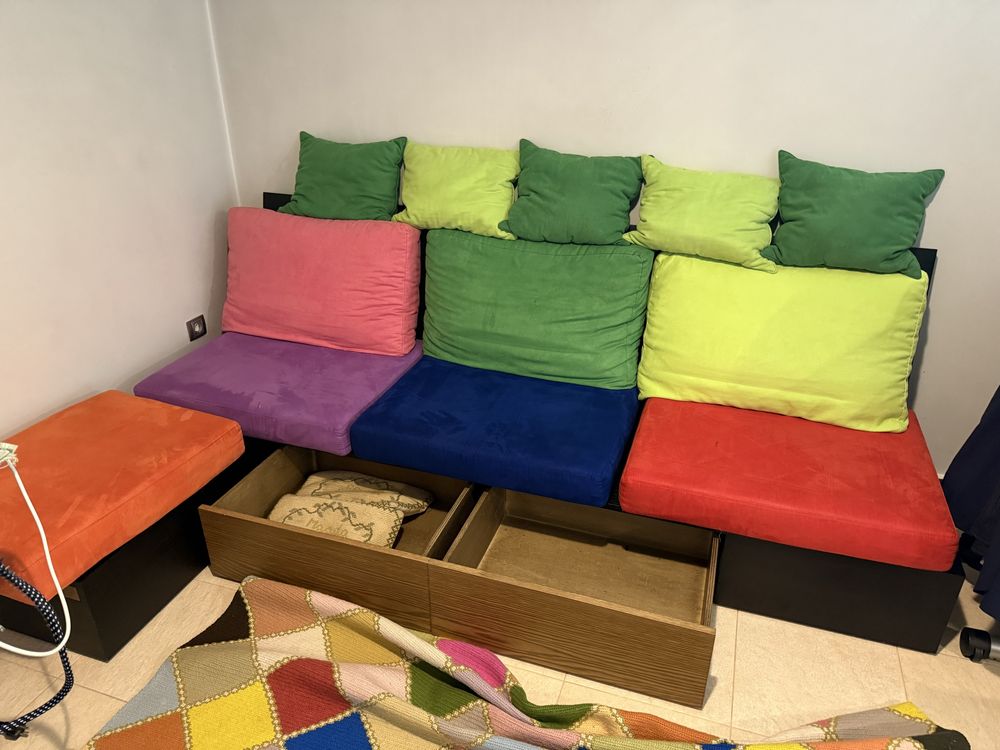 Sofa colorido em madeira