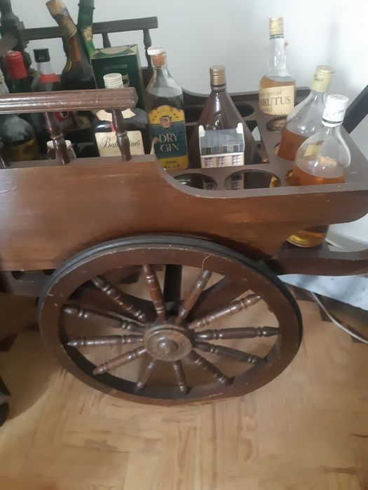 Antigo carro para bebidas de madeira