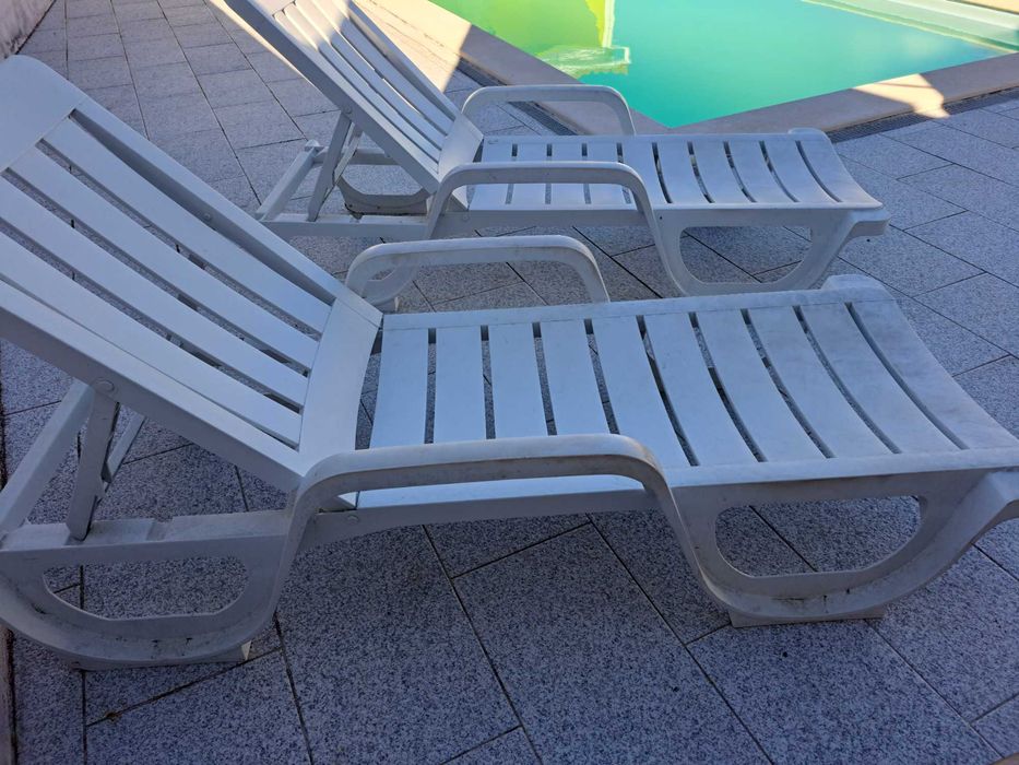 2 Cadeiras de espreguiçadeira, para piscina, usadas, bom estado