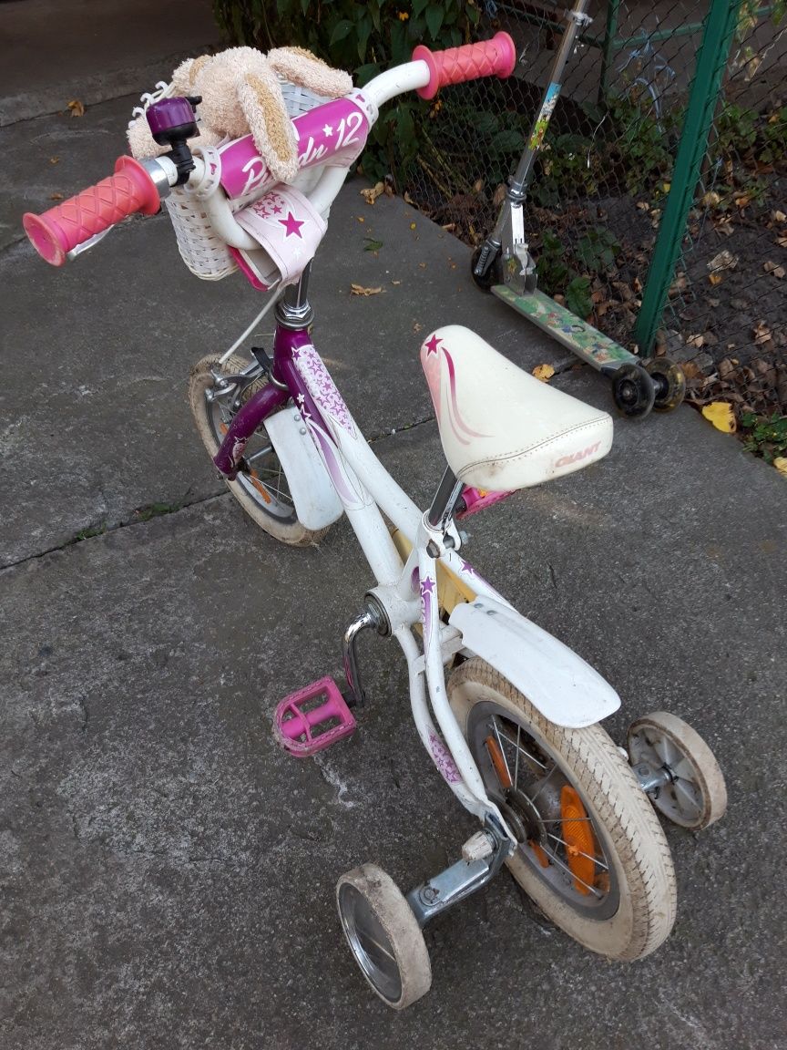 Велосипед для дівчинки, з піддержуючими  коліщатками.