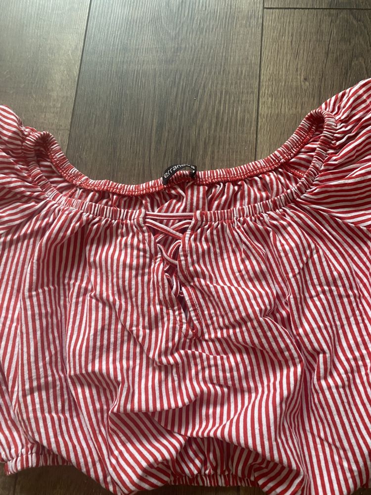 Czerwony crop top