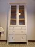 Vitrina com 3 gavetas com velatura branca, gama Hemnes IKEA