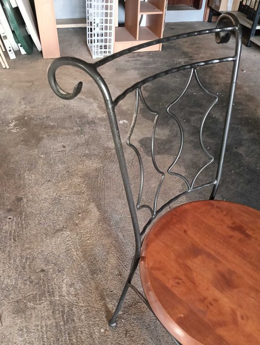 Cadeira de Ferro com tampo de madeira