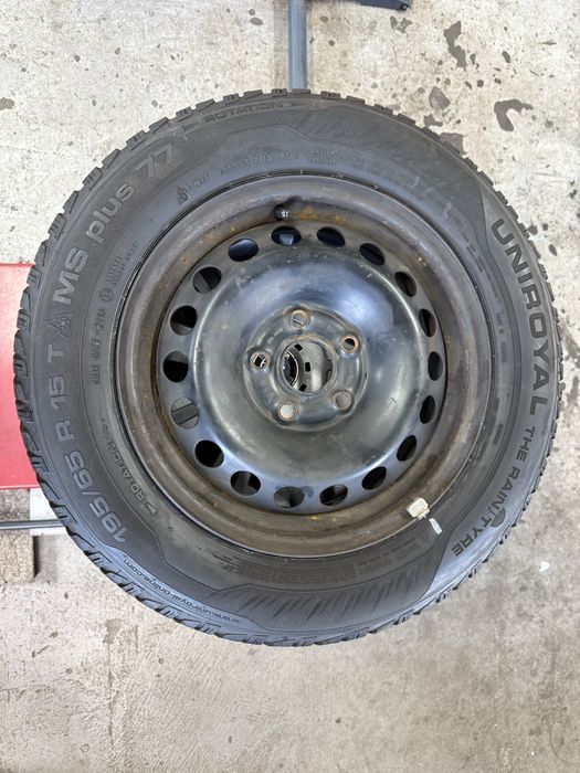 Koła SKODA  R15 z oponami zimowymi 195/65R16 KOŁPAKI