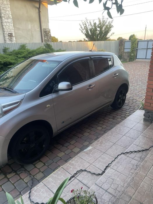 Nissan leaf ліф електричка