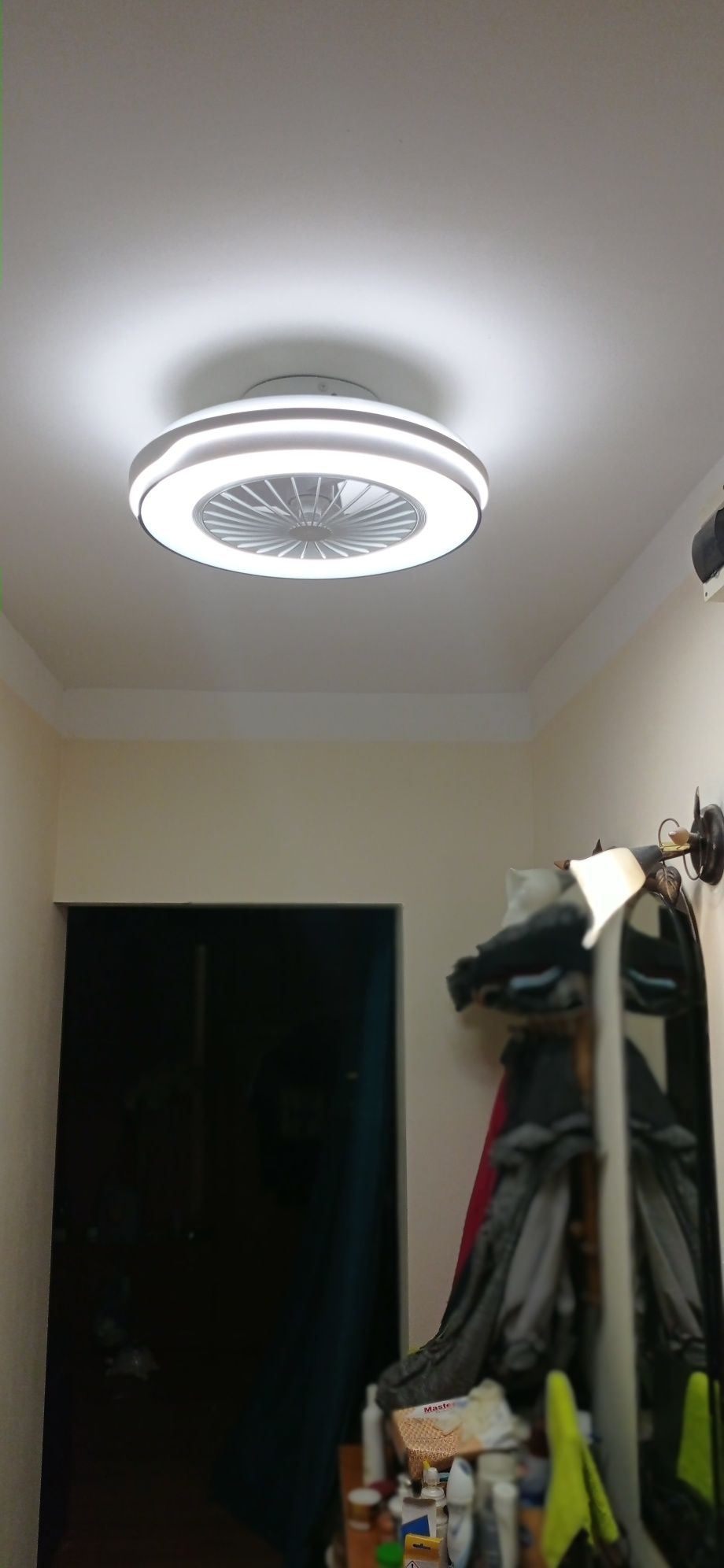 Sprzedam  lampę sufitową z wentylatorem
