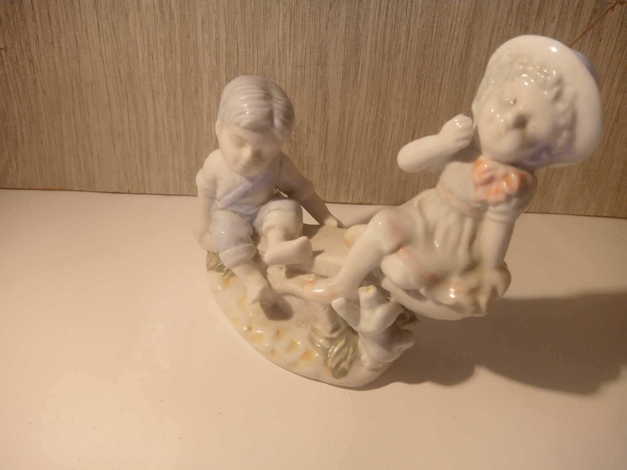 Figurka porcelanowa Chłopiec i Dziewczynka