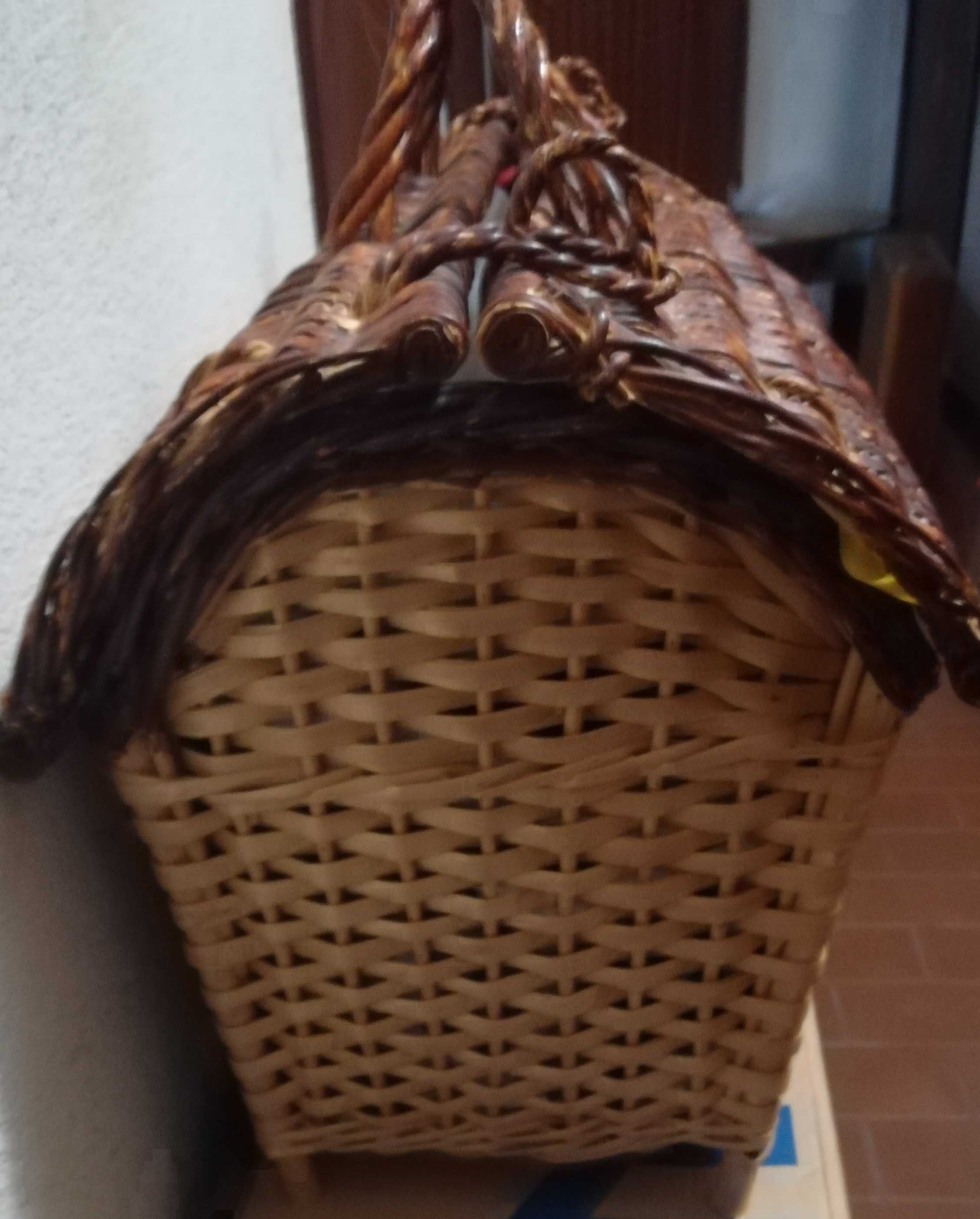 Cesto, arca, mala, caixa, cesta em vime (verga) e madeira