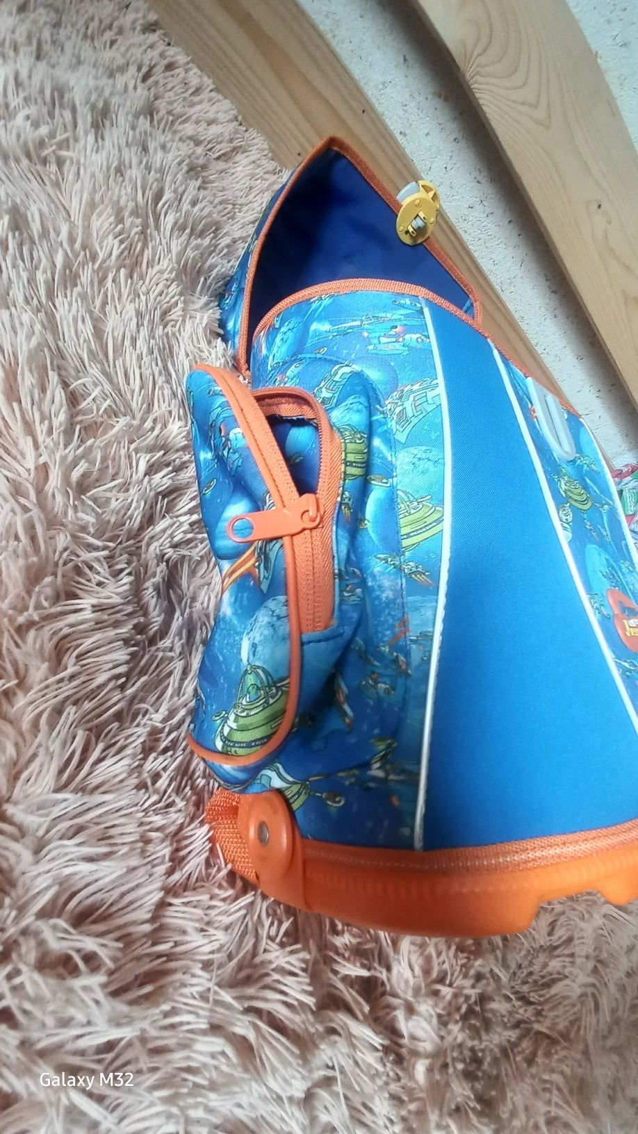 Каркасних новий рюкзак для молодшого школяра з пластиковим дном