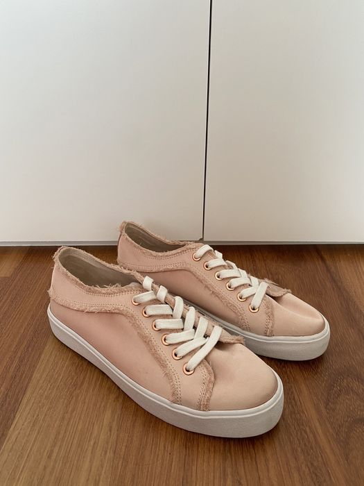 Sapatilhas de cetim rose gold Bershka
