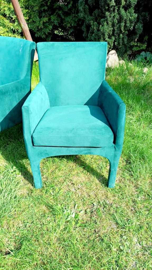 Fotele tapicerowane w kolorze butelkowa zieleń
