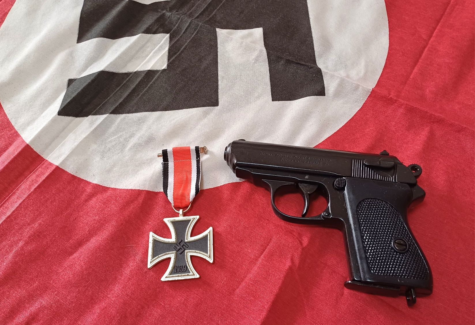 RÉPLICA PROMOÇÃO Pistola PPK + EKII + bandeira NSDAP Aleman