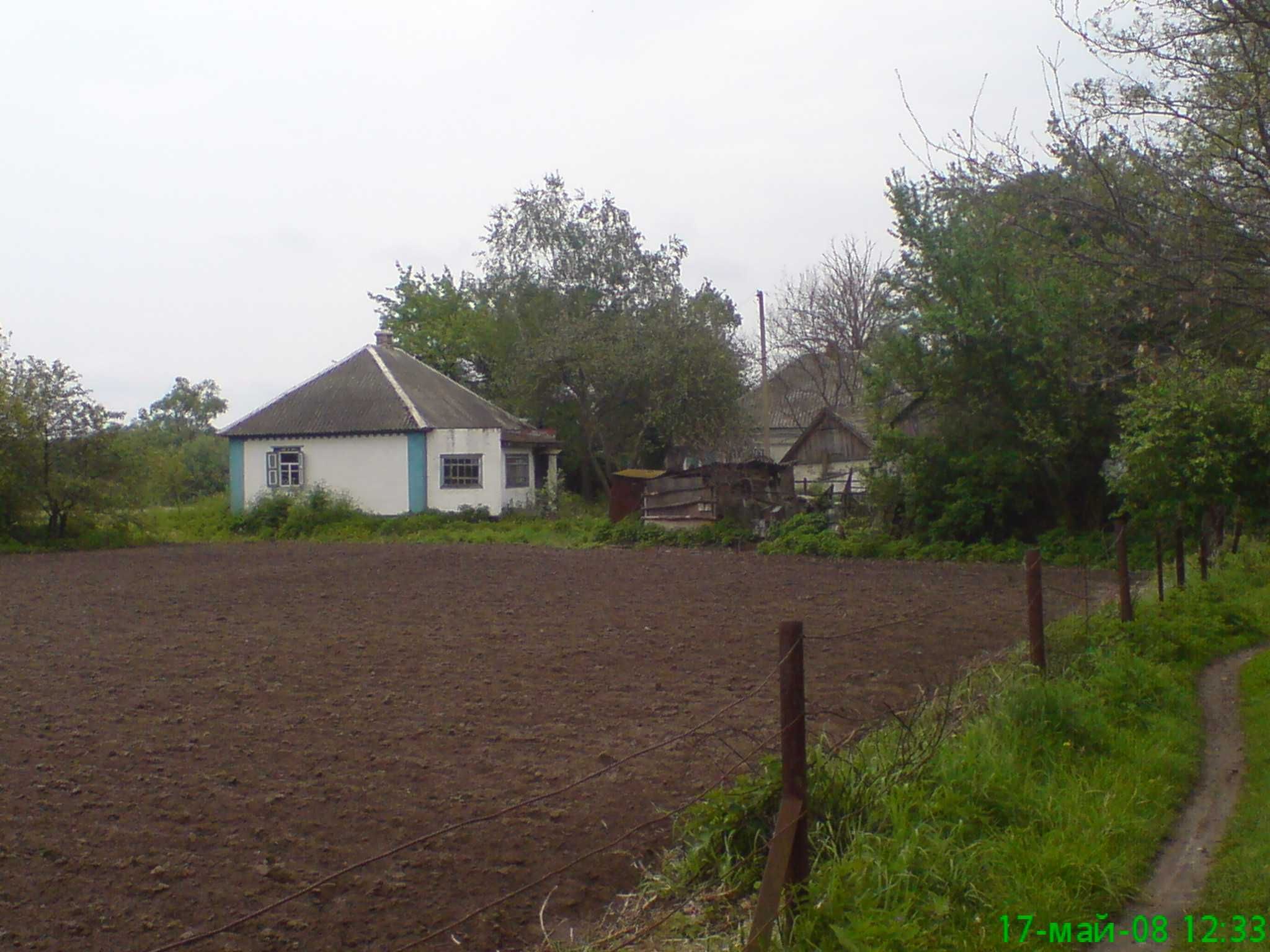 Теплий цегляний будинок в селі біля річки