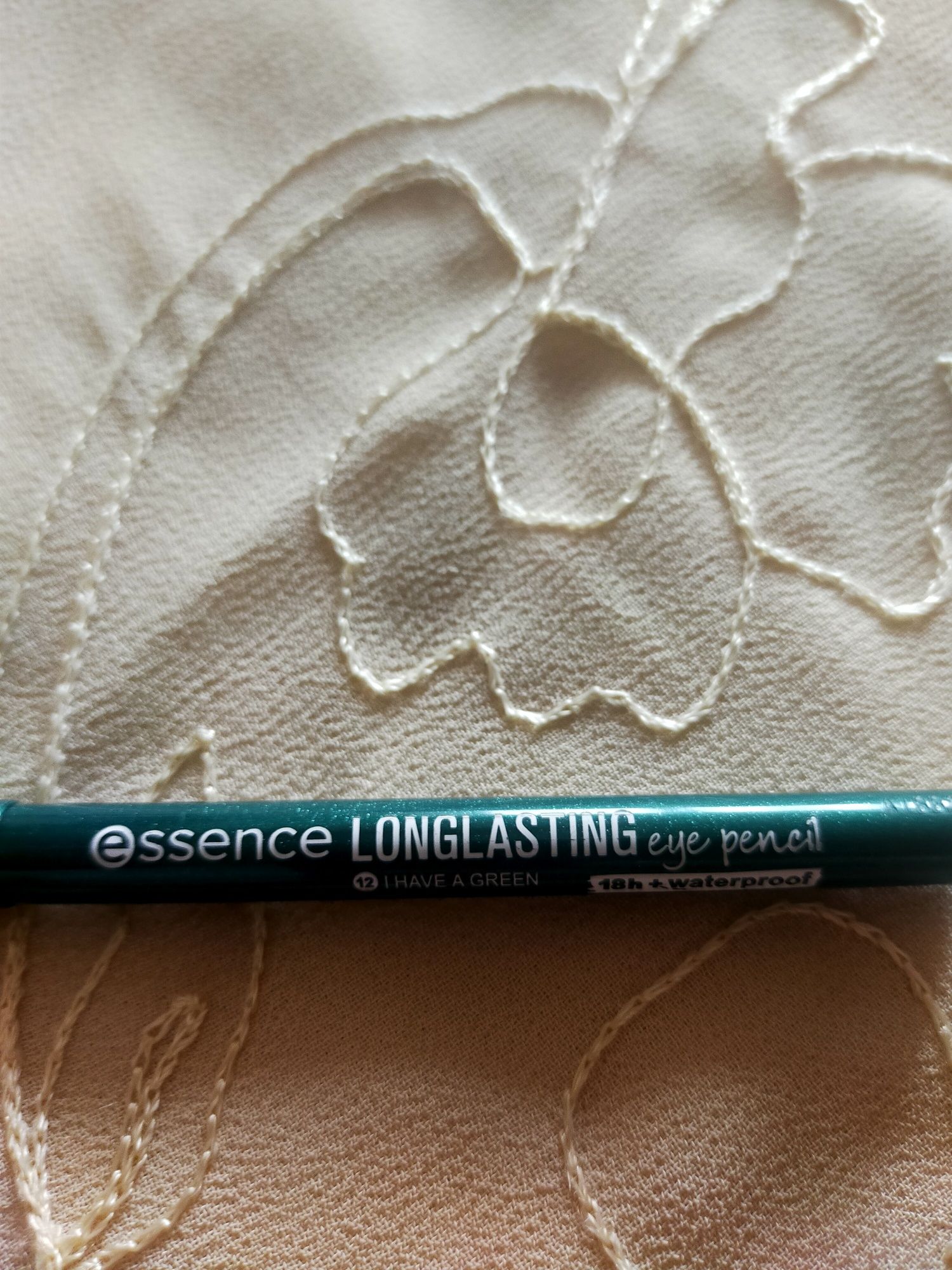 Dwie zielone kredki do oczu Lamel long lasting kajal i Essence.