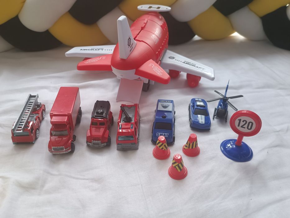 Samolot transportowy strażacki dla dziecka z samochodami