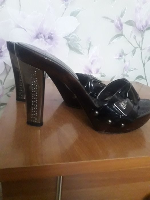 Шлёпанцы на высоком каблуке