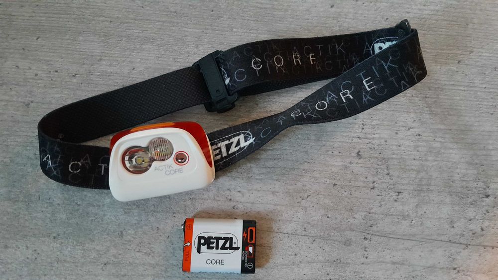Latarka czołowa Petzl Actik Core 450 lumenów z akumulatorkiem