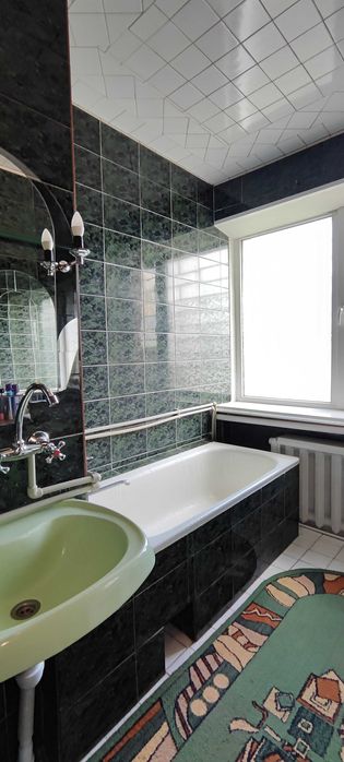 Здається будинок.4 роздільні кімнати.2 санвузли.Меблі.Побутова техніка