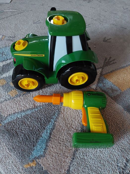 John Deere - traktor do składania/rozkładania razem z wkrętarką