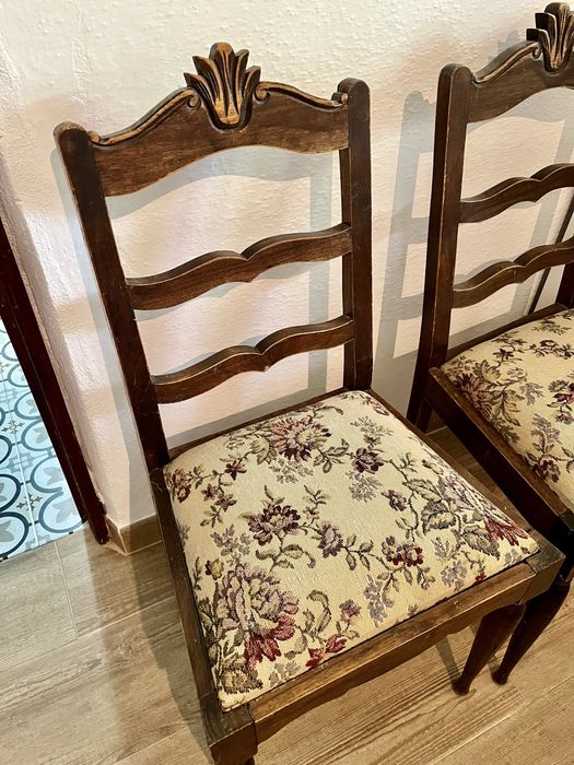 Par de cadeiras antigas