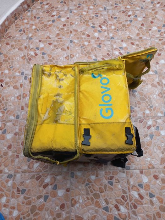 Mochila  da glovo  com marcas de uso .