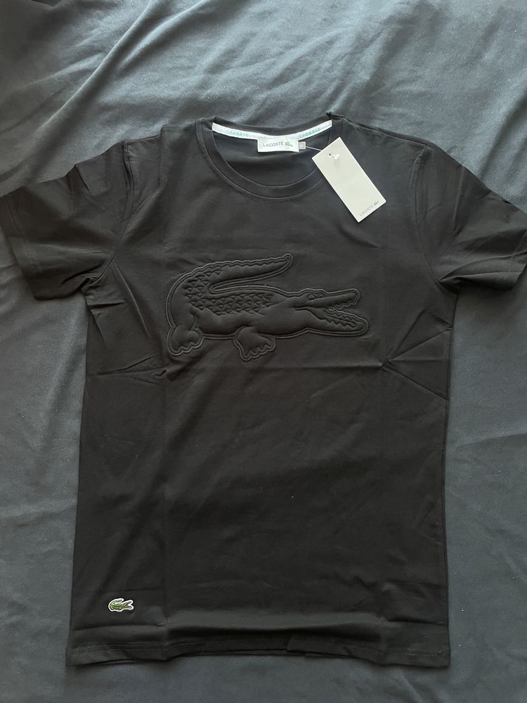 T-shirt lacoste com bordado preto