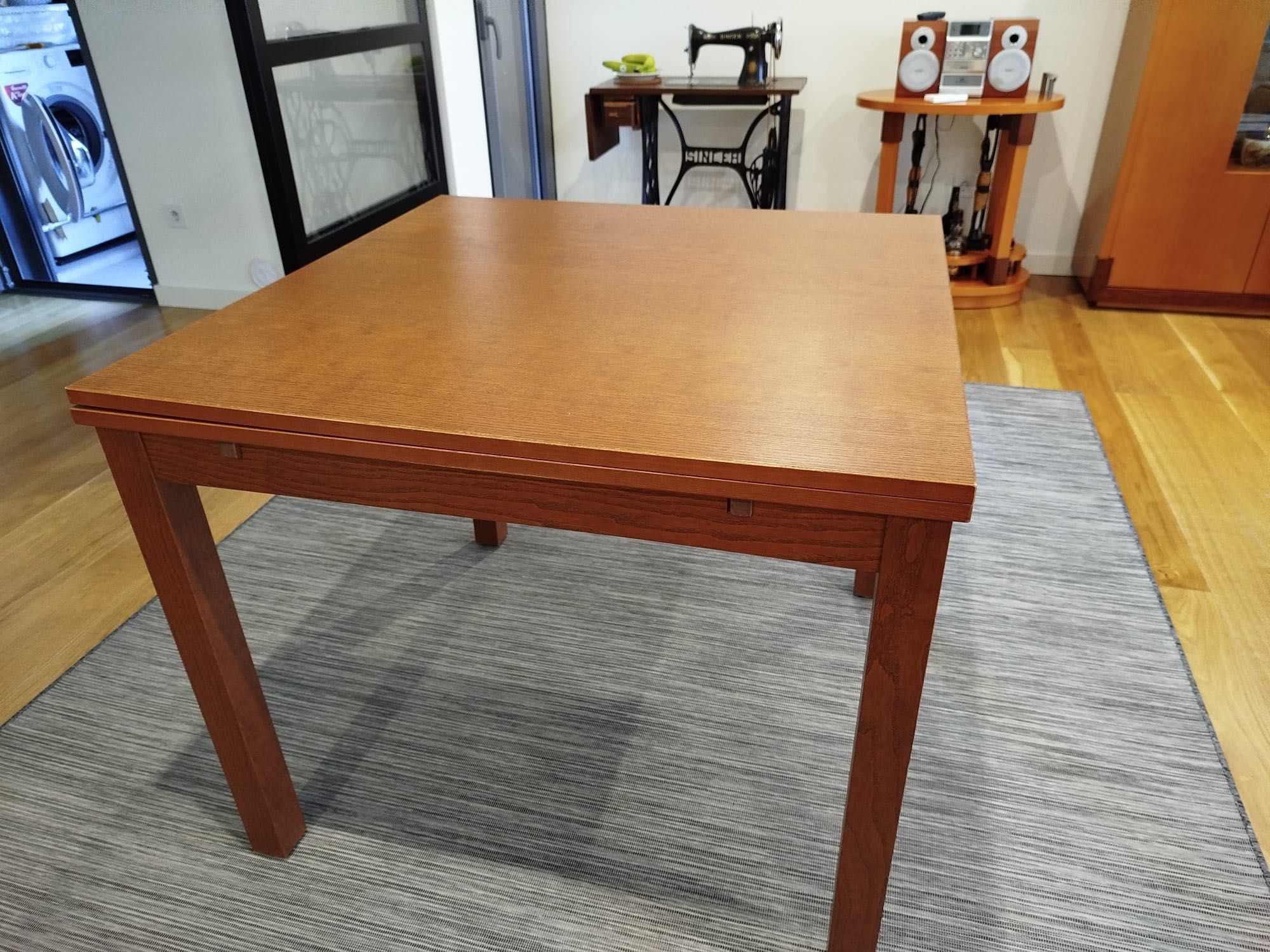 Mesa de madeira extensível com 6 cadeiras