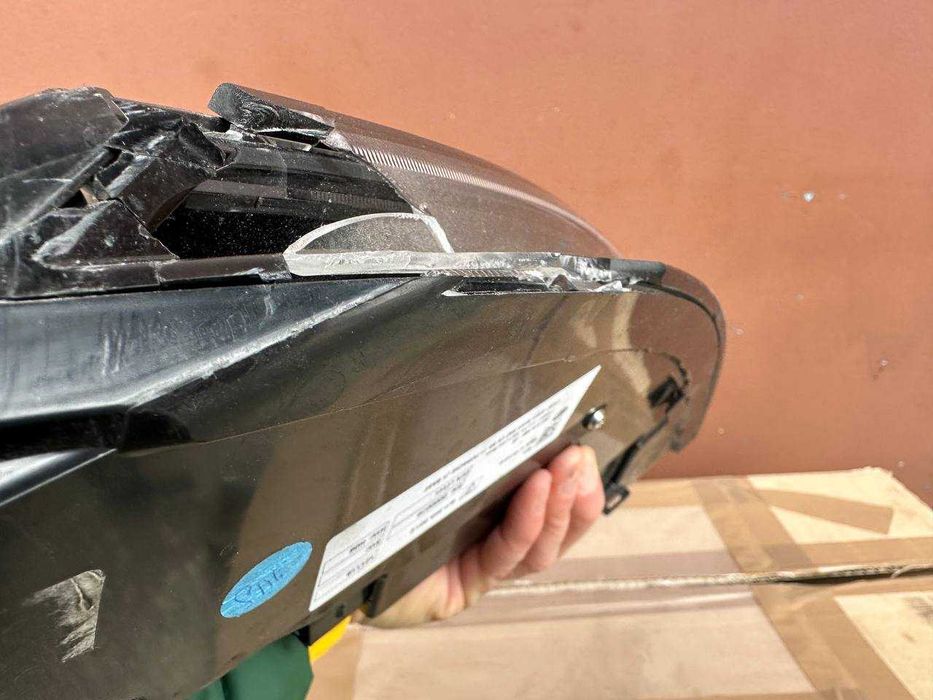 задний левый фонарь Porsche Taycan 9J1.945.207 битый