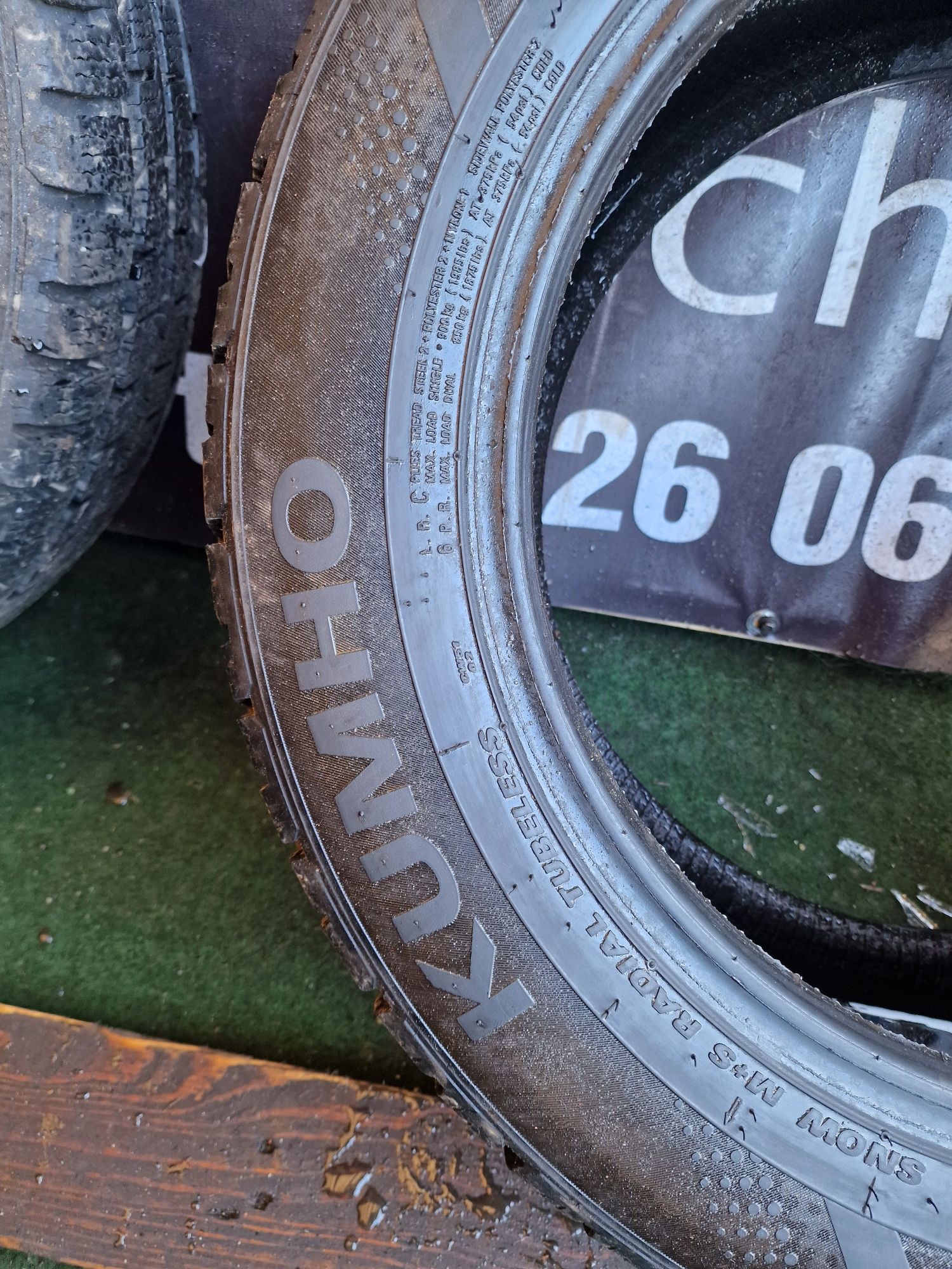 Opony zimowe 215/60/17C Kumho wzmacniane Para 8.7mm