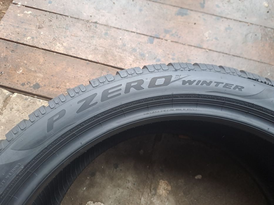 Opona Pirelli 245 40 R19 98V P zero Winter