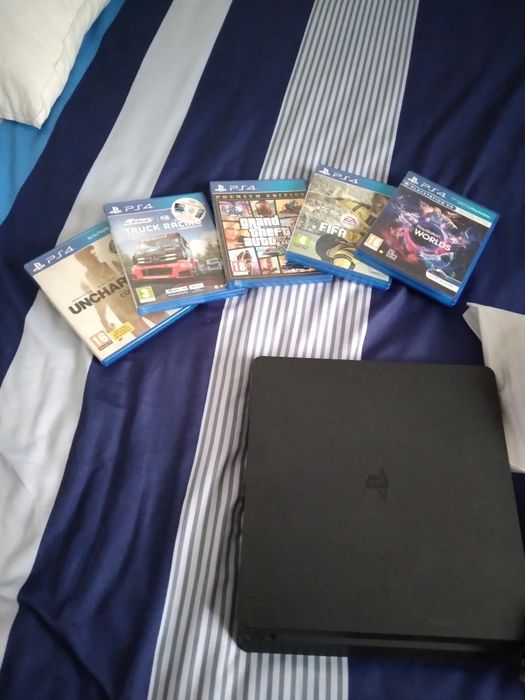 Playstation 4 praticamente nova