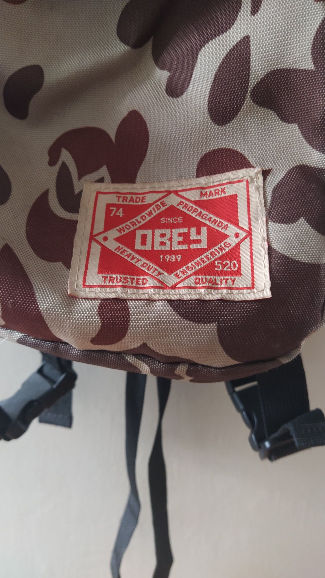 Mochila obey permite levar skate