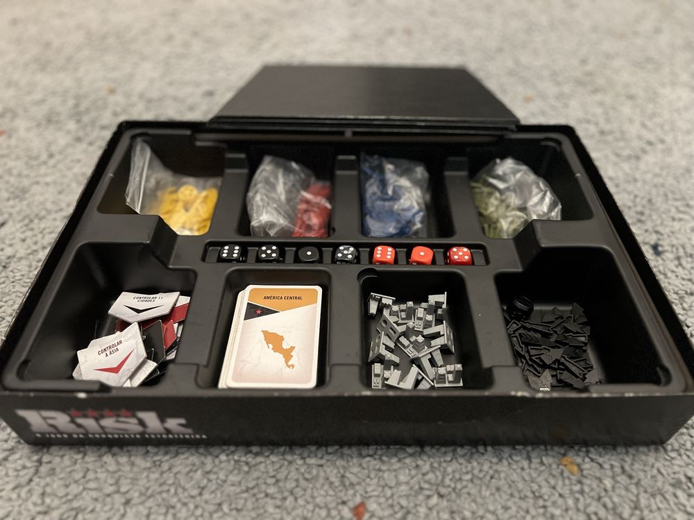 Jogo risk (edição revisada) com todas as peças em ótimo estado!