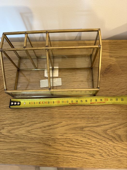 Złoty stojak na kosmetyki lub biżuterię