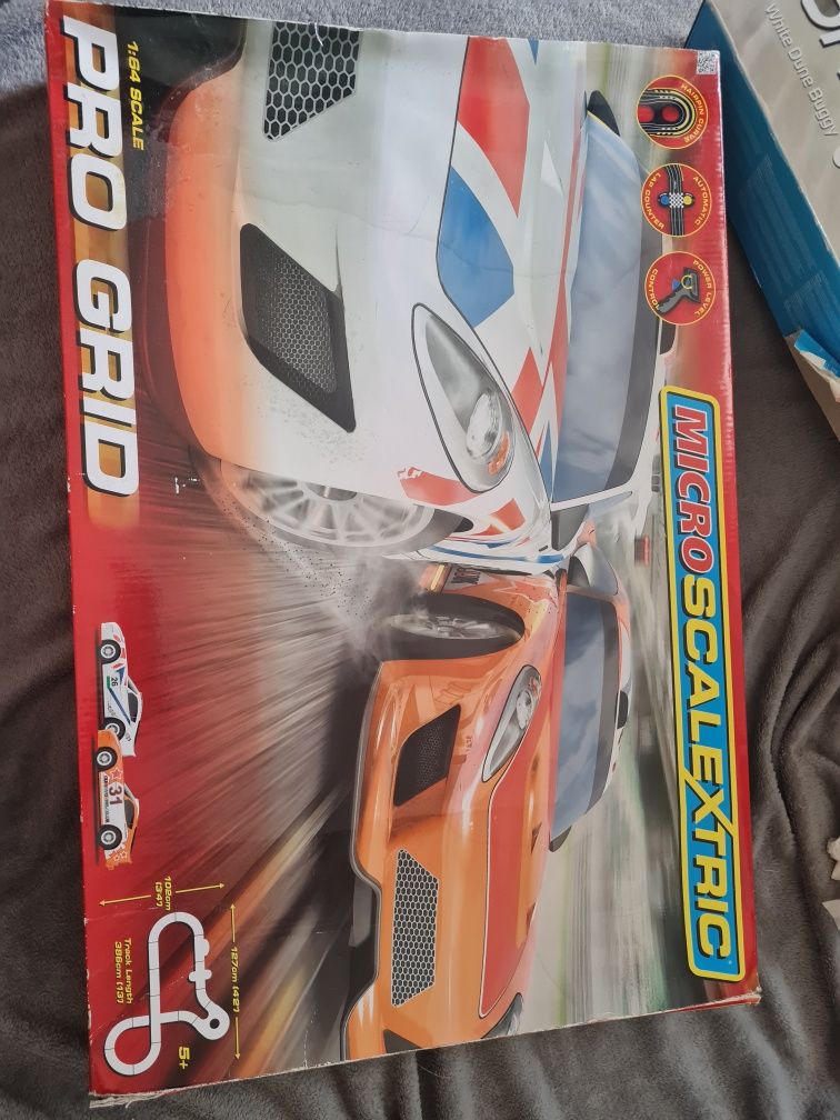 Gra elektryczny tor z samochodzikami microscalextric