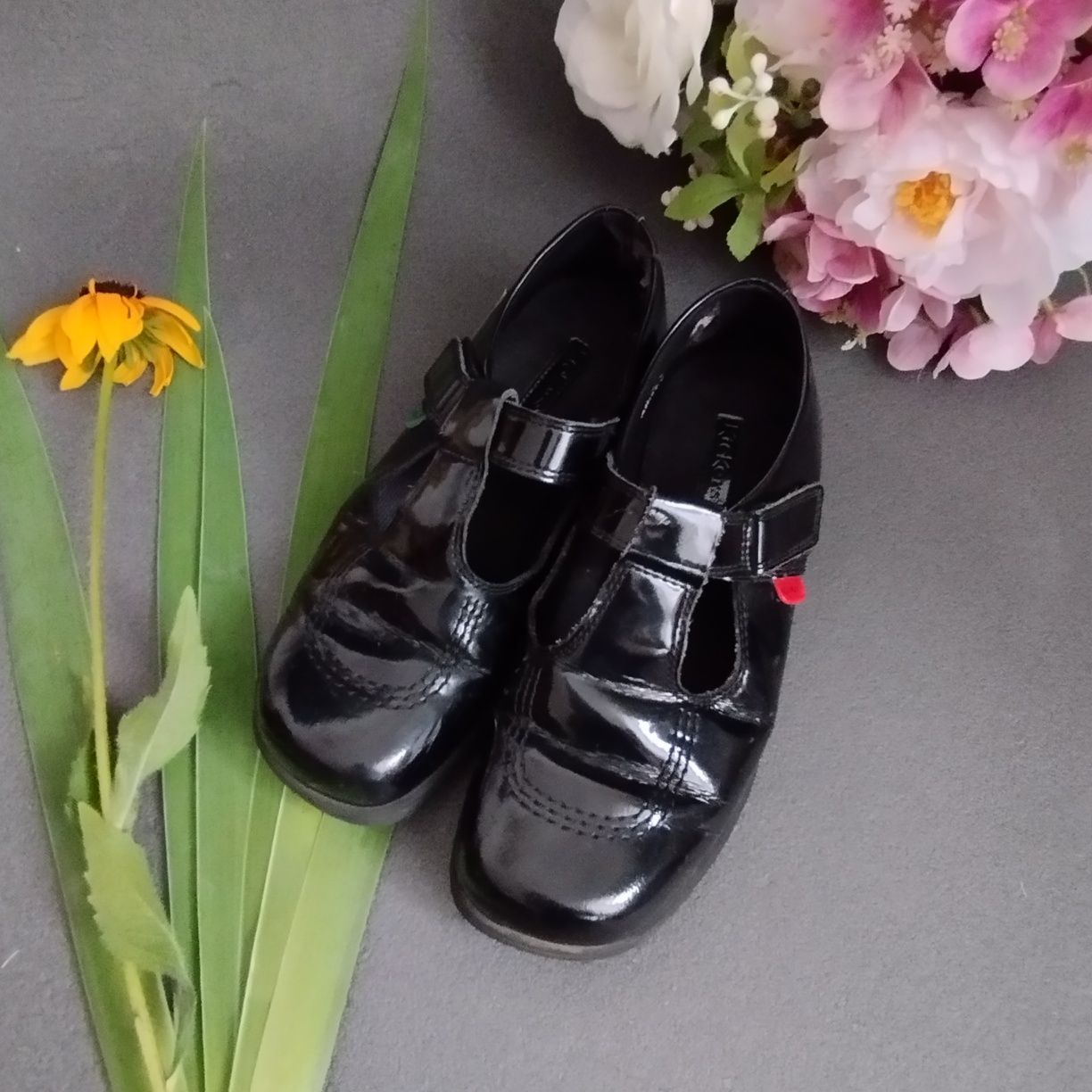 Czarne lakierki Kickers r. 37 – klasyczne półbuty na rzep