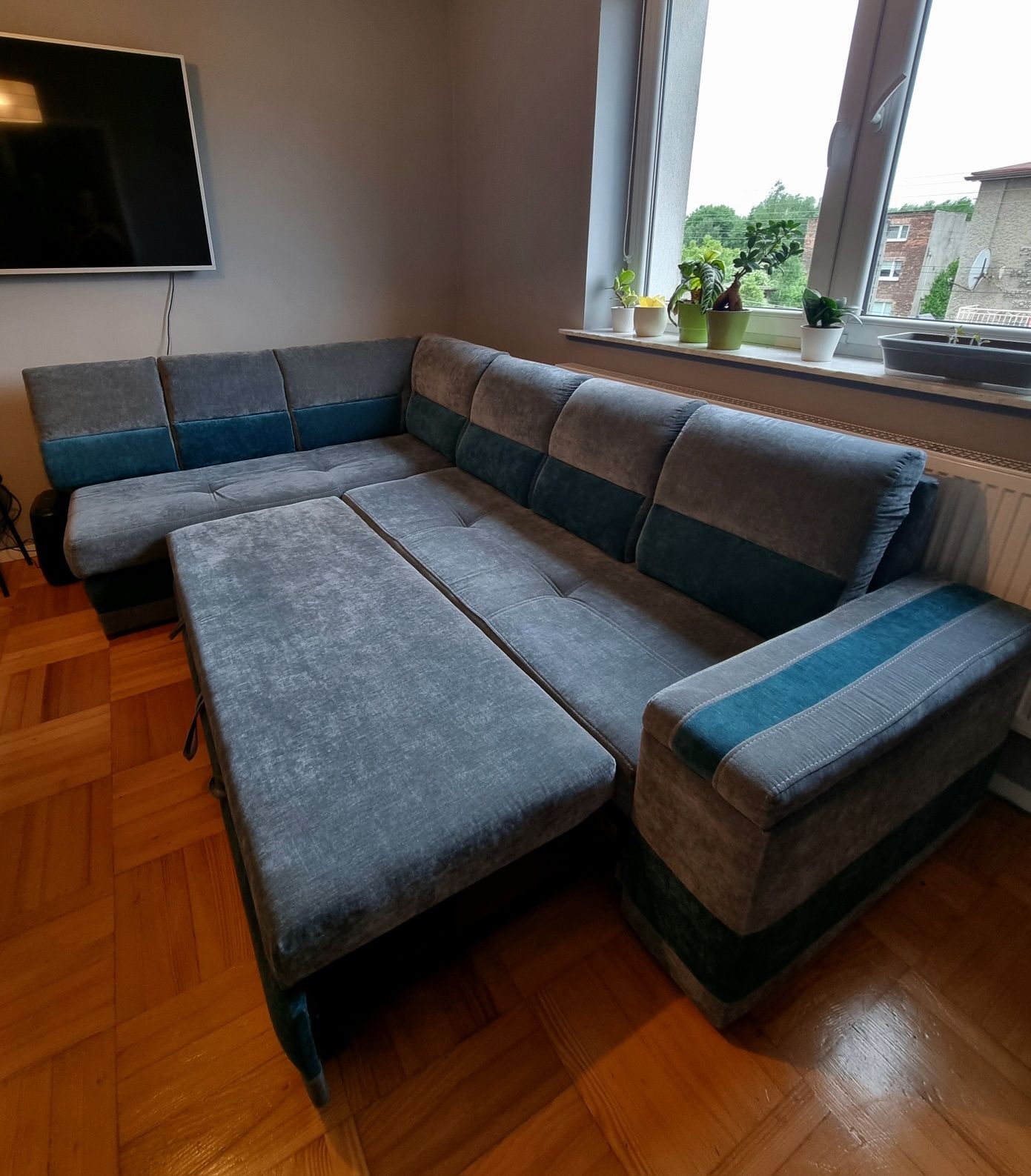 Narożnik z funkcją spania oraz pojemnikiem.