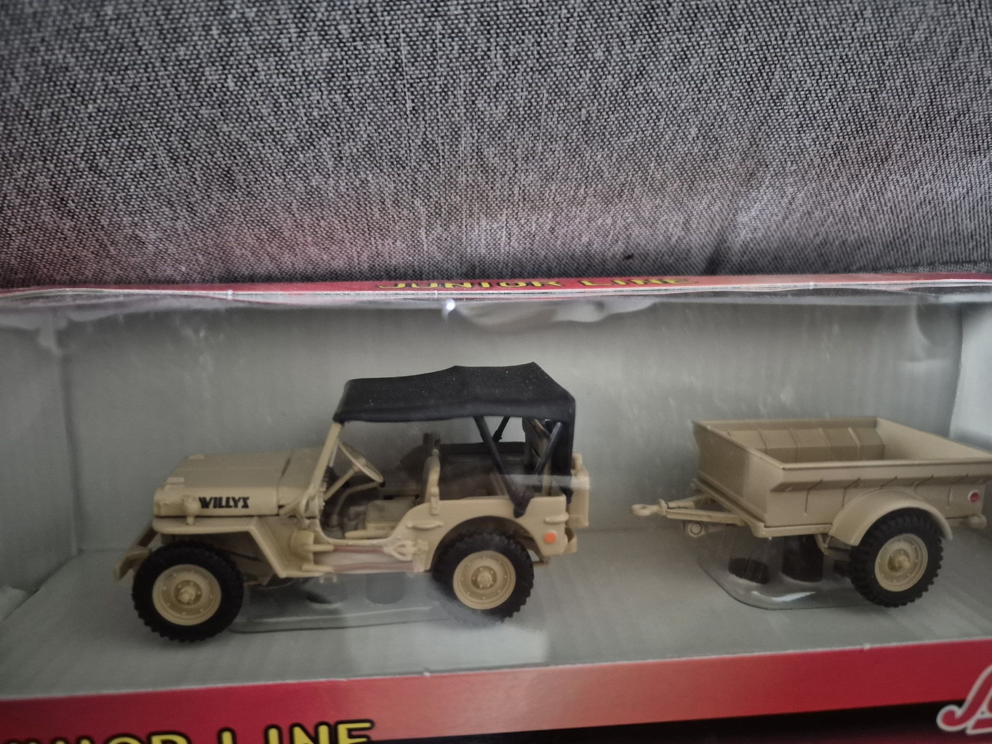 Jeep Willys MB z przyczepą. Piaskowy 1:43