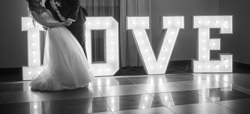 PRZEPIĘKNA błyszcząca suknia ślubna