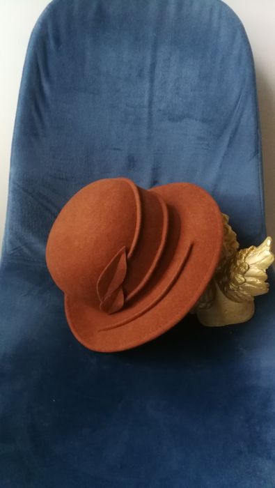 Efektowny kapelusz w kolorze czekoladowego brązu na jesień